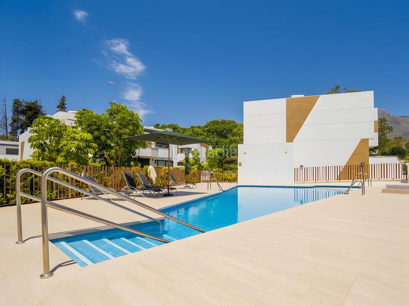 Foto 76f049b6-2212-4cd1-ba33-6cc0bba2eba8. Casa a schiera con parcheggio piscina in Nueva Andalucía centro Marbella
