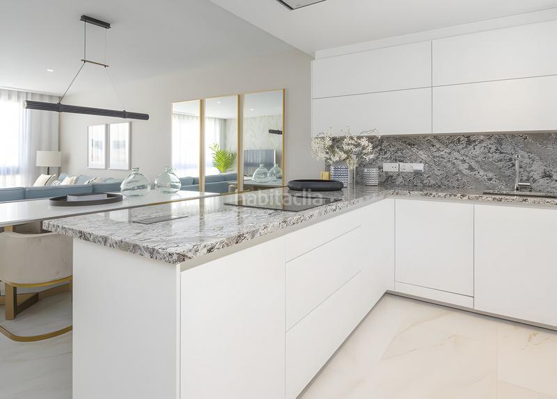 Foto b9e95e4f-6d97-44a6-8a2f-a9d20191e09b. Casa a schiera con parcheggio piscina in Nueva Andalucía centro Marbella