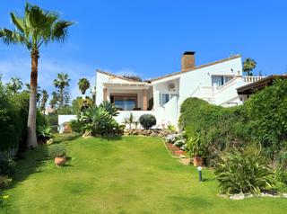 Towny house in Centro. Casa pareada en venta en estepona