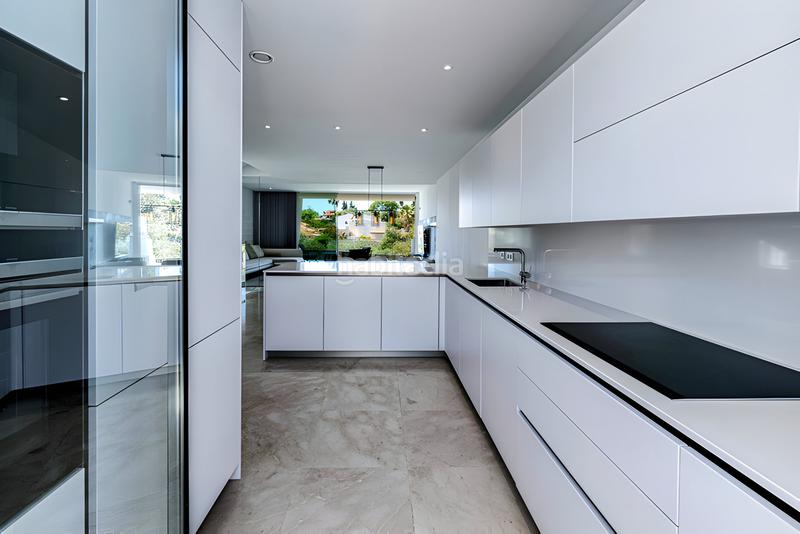 Foto 5166688c-37ff-4622-8a48-3358aa51f565. Casa pareada  en venta en Río Real en Marbella