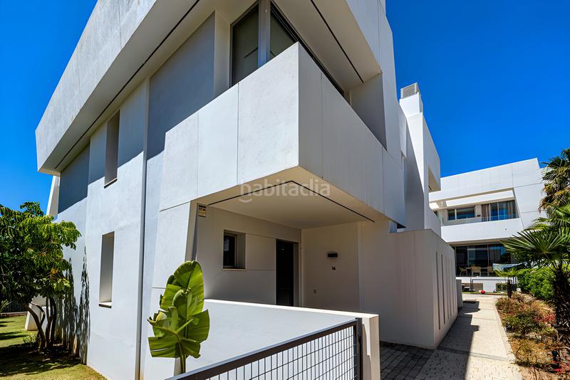 Foto b389c460-1753-41c8-a039-cb3095ce2e7a. Casa pareada  en venta en Río Real en Marbella