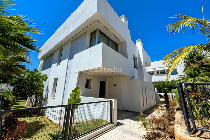 Foto d6da3336-48da-4fff-a368-6c73adae1adc. Casa pareada  en venta en Río Real en Marbella