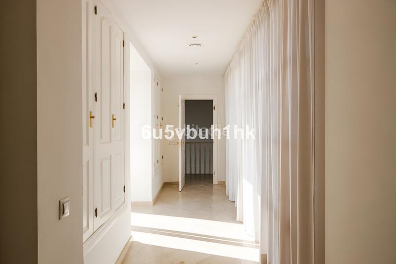 Foto 129c9dc4-ab80-4913-b229-531c04b41680. Casa villa independiente en venta en la nueva milla de oro en Estepona