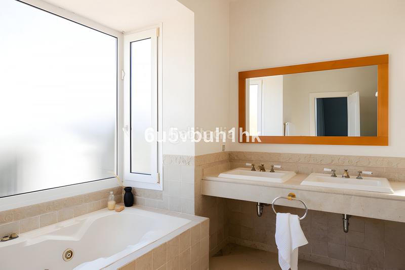 Foto 50d2d3a8-4789-471f-98ca-7596e60d772c. Casa villa independiente en venta en la nueva milla de oro en Estepona