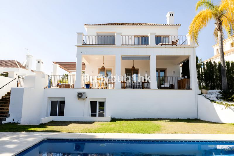 Foto eb497cba-f8eb-4400-a961-525633b68410. Casa villa independiente en venta en la nueva milla de oro en Estepona