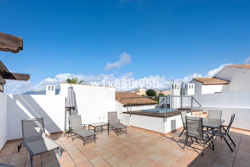 Foto ca569693-486c-48e6-bb37-fc42f3971464. Ático  en venta en Centro Estepona