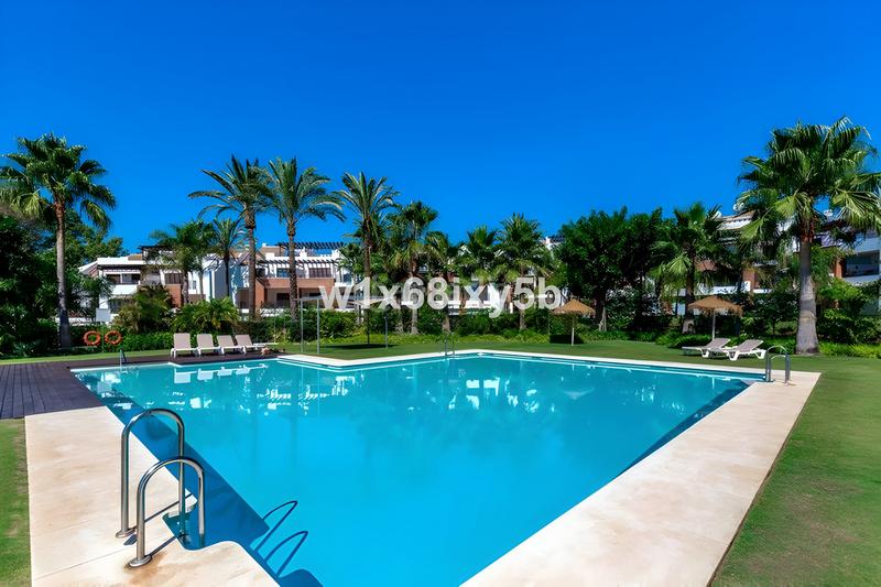 Foto e93c7f92-3d47-4145-914b-6a8384b73425. Ático  en venta en Centro Estepona