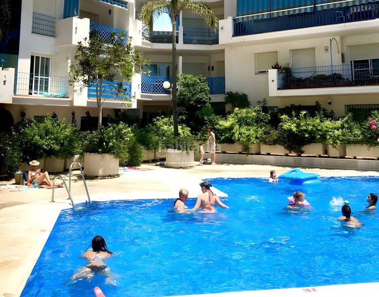 Foto ba0a4a46-8f66-44e3-9d0c-65f4f8aa0bde. Apartament amb aparcament piscina a Centro Estepona