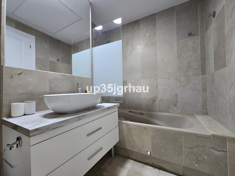 Foto c95e6756-42e2-4f02-90aa-9d47fa13d95b. Apartamento  en planta media en venta en Estepona