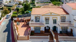 Casa aparellada a Centro. Casa adosada en venta en benalmádena
