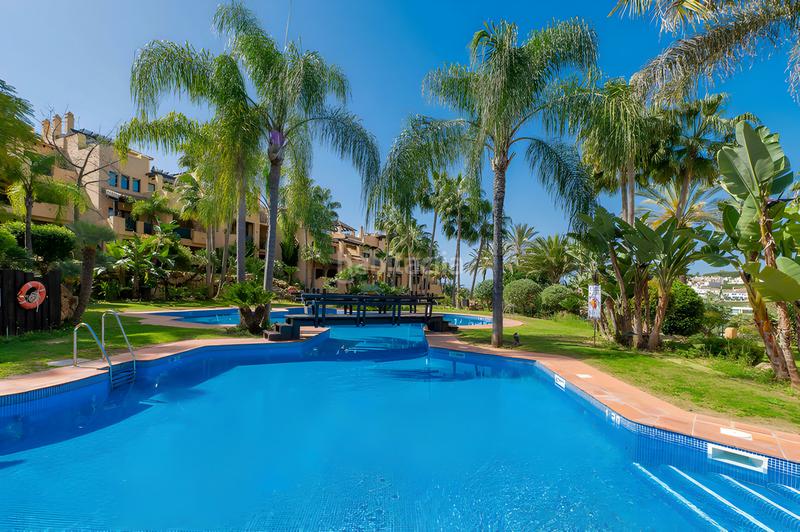 Foto 0eb2bcf3-8359-41db-b9d3-23ca35449aa3. Ático  dúplex en venta en Centro Estepona