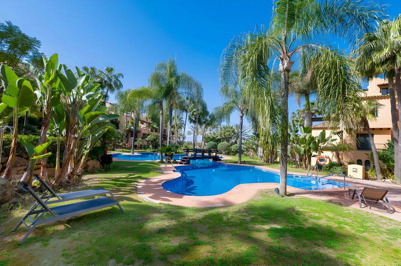 Foto bb459f69-4ba2-4883-81f4-af8954dc1ffb. Ático  dúplex en venta en Centro Estepona
