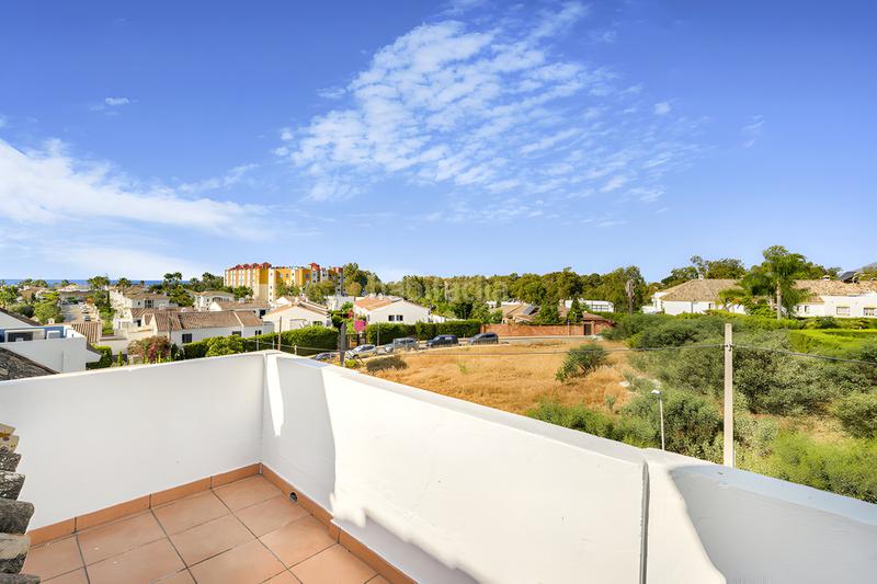 Foto 0ad6f691-3a18-45b7-8bee-d34034308d3d. Casa adossada amb aparcament piscina a Centro Estepona