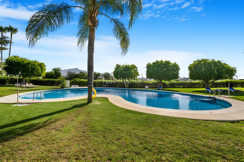 Foto 121a4788-bdb7-43dc-8d5d-fea047554c21. Casa adossada amb aparcament piscina a Centro Estepona