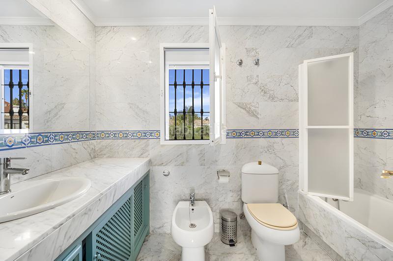 Foto 7ba19b45-5271-4972-af16-0b84f744b9d7. Casa adossada amb aparcament piscina a Centro Estepona