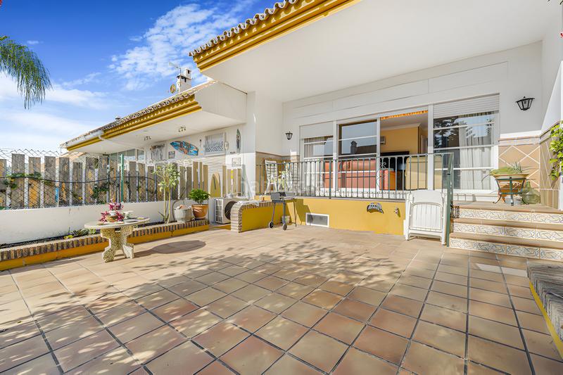 Foto b50e874c-d10f-461d-913b-75ab4d60776f. Casa adossada amb aparcament piscina a Centro Estepona