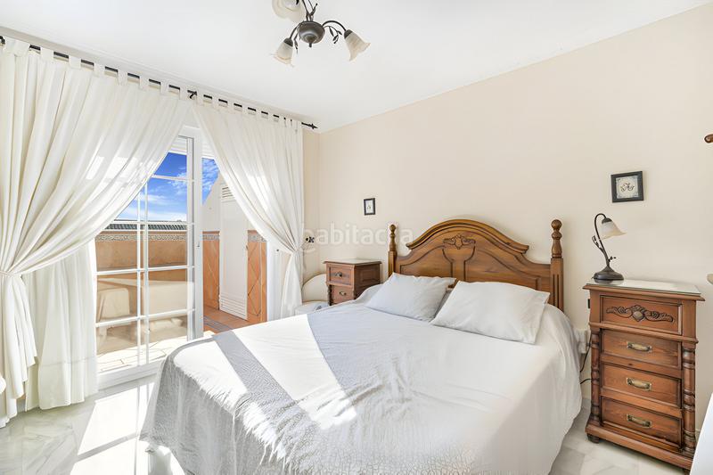 Foto cad35357-bc9b-4b9b-a4b6-6b5ec0d8e08d. Casa adossada amb aparcament piscina a Centro Estepona