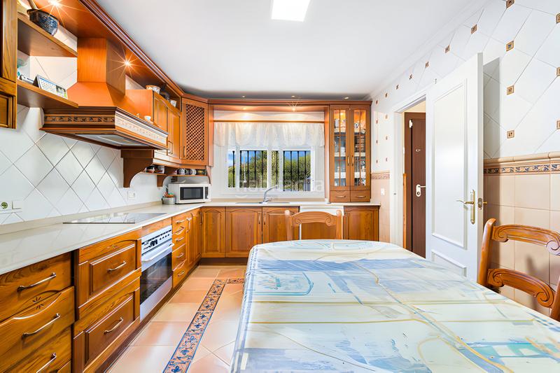 Foto fc645cf5-2b91-43be-83b2-0b6374a18868. Casa adossada amb aparcament piscina a Centro Estepona