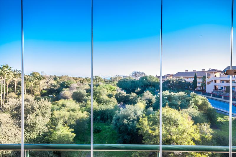 Foto acbba5f4-f124-440a-9fc9-67cc507b8ef2. Appartement mit parking pool in Elviria Marbella