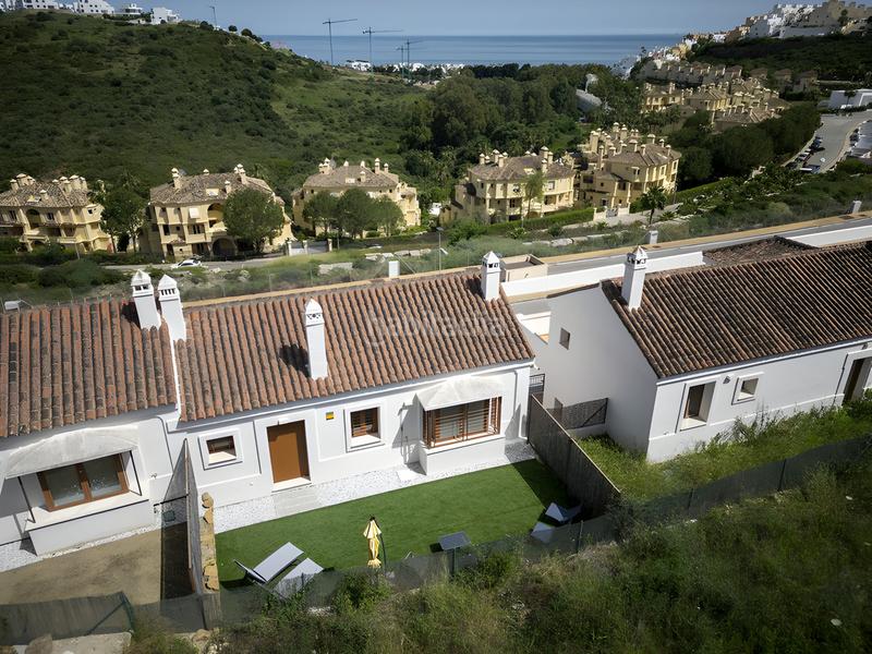 Foto a42a46e8-927f-43dd-b837-ec56fe955993. Casa pareada casa adosada en venta playa en bahía de Casares Casares
