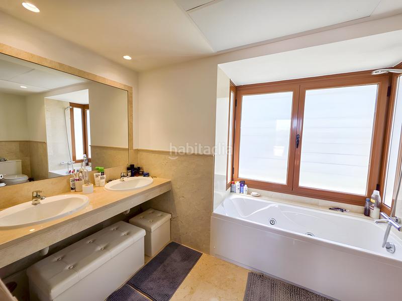 Foto c6ffa720-1b3d-41f5-801b-34432e2d3829. Casa pareada casa adosada en venta playa en bahía de Casares Casares