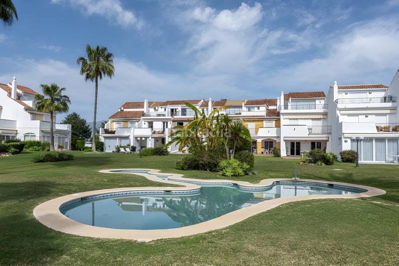 Foto 0453011b-d0a0-417d-9a19-964831d27fbd. Casa a schiera con riscaldamento parcheggio piscina in Estepona