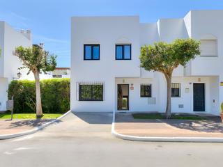 Casa aparellada a San Pedro de Alcántara Pueblo. Casa adosada en venta en san pedro de alcántara