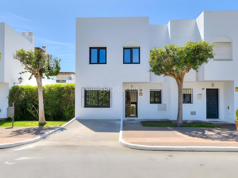 Foto 24168f42-6af3-4ce7-ad9d-654b1171dd54. Casa aparellada amb aparcament piscina a San Pedro de Alcántara Pueblo Marbella