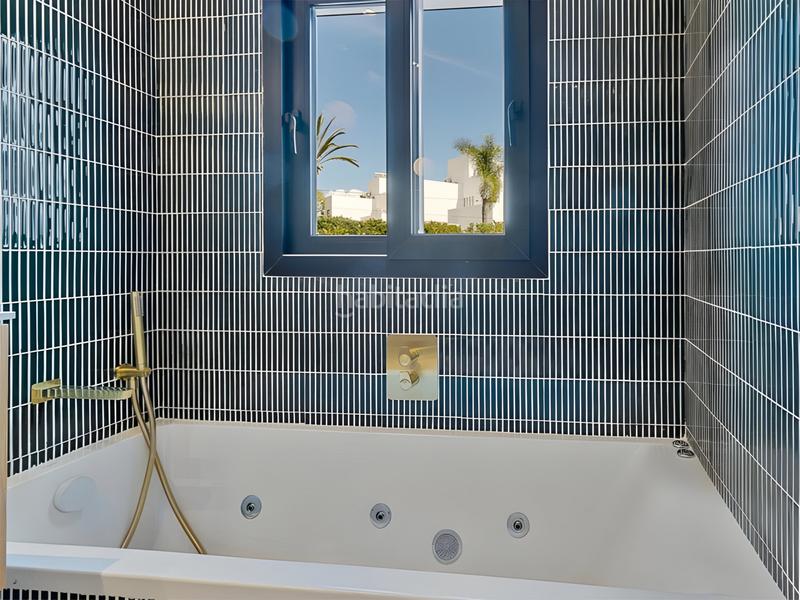 Foto 3074bd6c-8171-4006-a63f-c14b0d2ef9e2. Casa aparellada amb aparcament piscina a San Pedro de Alcántara Pueblo Marbella