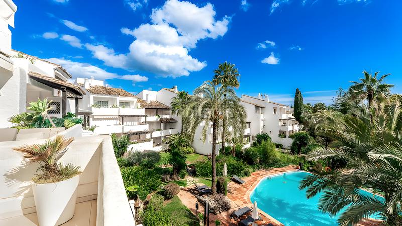 Foto c35f3cb4-3ea6-4bd9-a61f-6caac6524a00. Penthouse with pool in Puente Romano Marbella