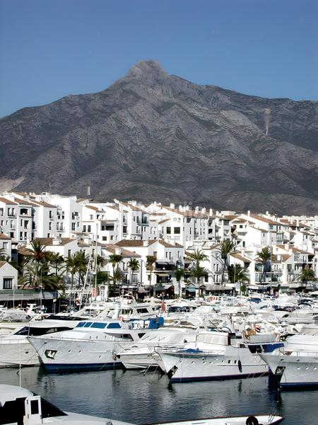 Foto 0d48fb69-e5dd-4ad4-8bf6-d035e2be4185. Apartament amb aparcament piscina a Nueva Andalucía centro Marbella