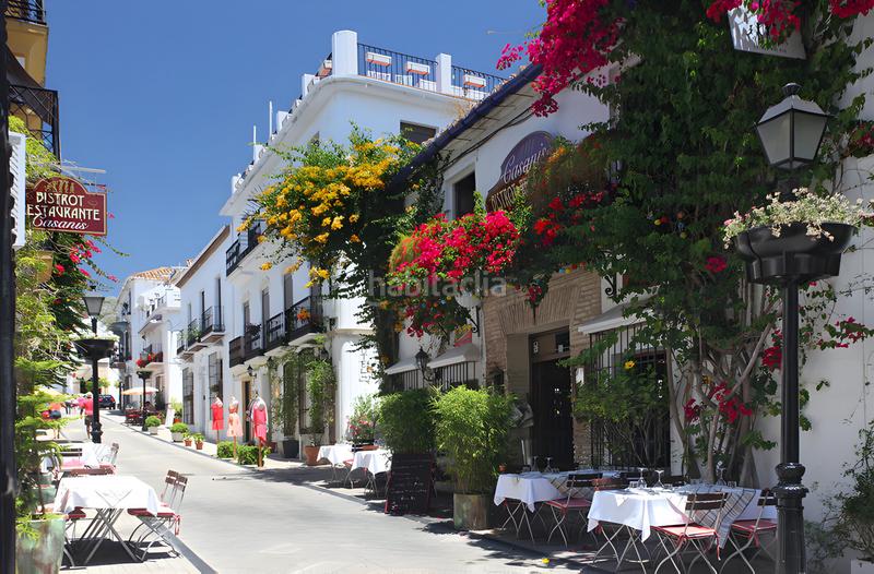 Foto c8e00e9b-590c-4509-81d6-6b963cc4bf7c. Apartament amb aparcament piscina a Nueva Andalucía centro Marbella