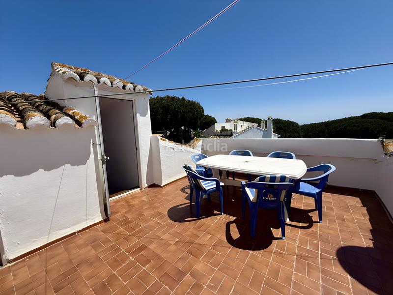 Foto 0515b66c-9ebf-4f4f-8691-9e34348b49e8. Casa pareada casa adosada en esquina en venta en Calahonda en Mijas
