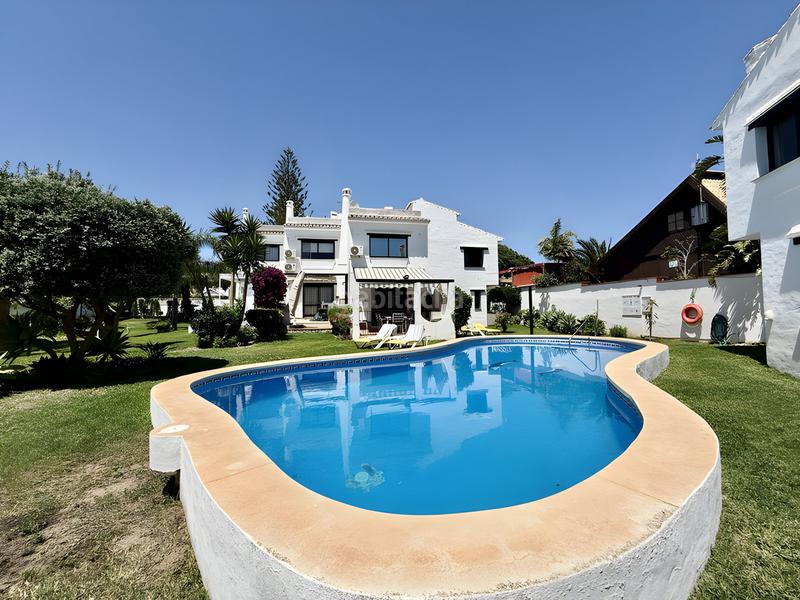 Foto 8a9f6ab4-2387-4187-a9ab-bd44ccb98cdd. Casa pareada casa adosada en esquina en venta en Calahonda en Mijas