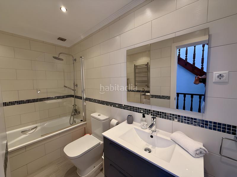 Foto 8f3e2b8d-8cd3-431d-b61e-79a3b8e11e26. Casa pareada casa adosada en esquina en venta en Calahonda en Mijas