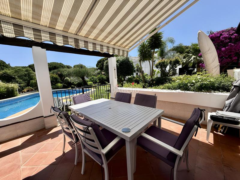Foto 9a4f34f6-e94a-4067-8261-8e4a52a1264f. Casa pareada casa adosada en esquina en venta en Calahonda en Mijas