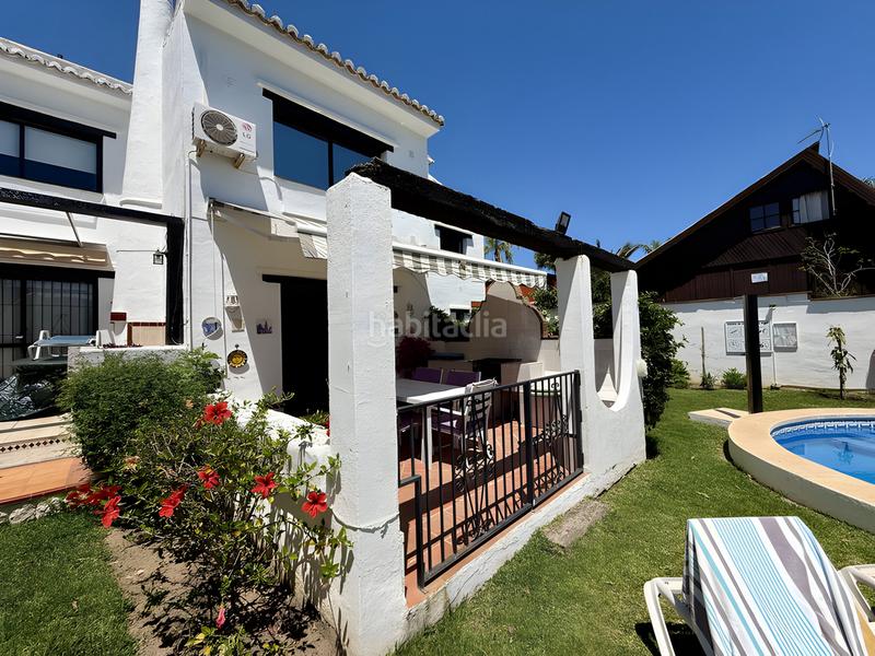 Foto bc931e9f-7c03-4a21-8fe4-d5fa15fc196c. Casa pareada casa adosada en esquina en venta en Calahonda en Mijas