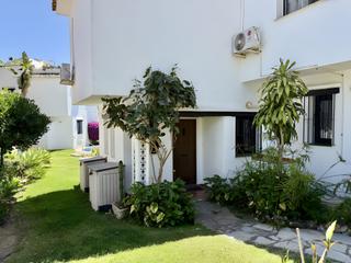 Doppelhaus in Calahonda. Casa adosada en esquina en venta en calahonda