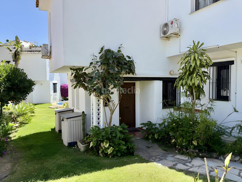 Foto cce94afc-9823-4ec4-85d3-cd8b52cfb014. Casa pareada casa adosada en esquina en venta en Calahonda en Mijas