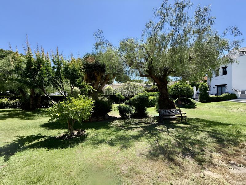 Foto d1a3b4a6-03bc-494a-a740-8538dd53f2a6. Casa pareada casa adosada en esquina en venta en Calahonda en Mijas