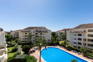 Apartament a Elviria. Apartamento en planta media en venta en elviria