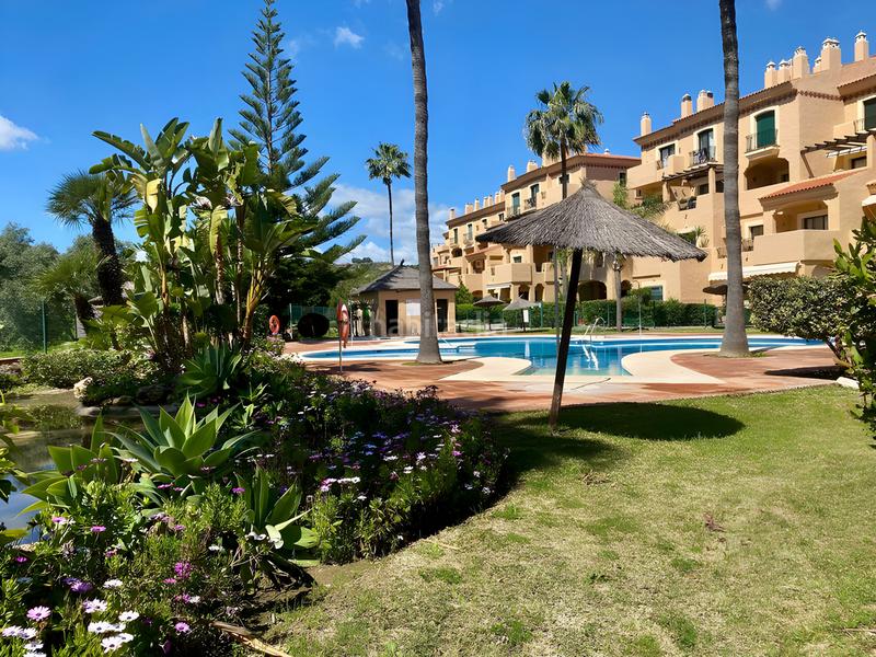 Foto e853adbc-42a2-4136-a922-e85eb9e68141. Dúplex amb aparcament piscina a La Duquesa Manilva