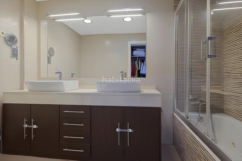 Foto ef887154-b352-43f2-a545-be7eda06967f. Planta baixa amb aparcament piscina a Zona Centro Comercial Torrequebrada Benalmádena