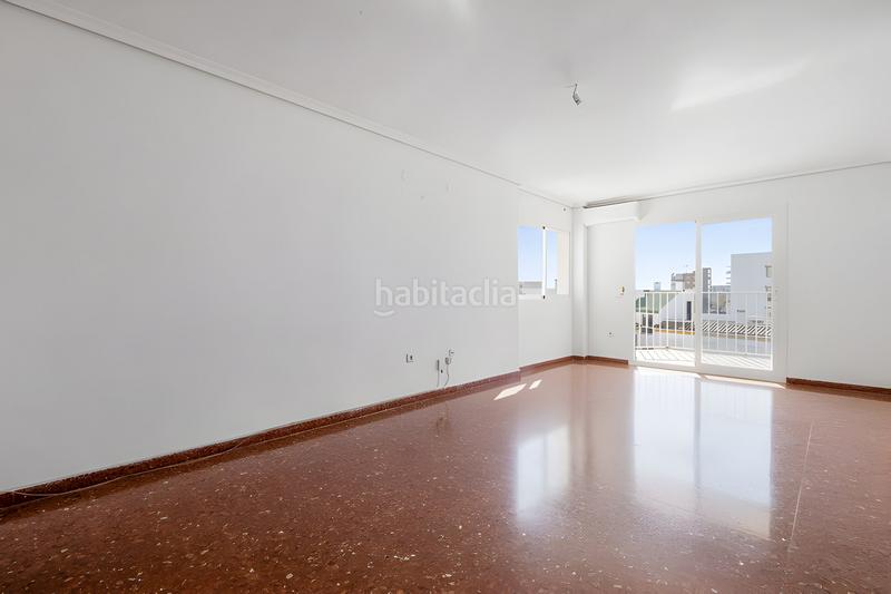 Foto f5b6cc27-0ab4-4f73-8cf2-7c9c8cfe981d. Apartamento  en última planta en venta en Torremolinos