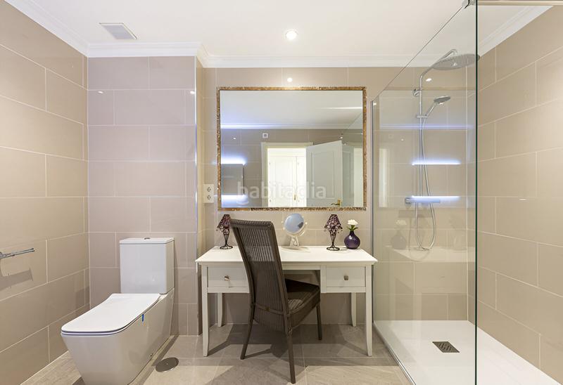 Foto 13080dce-b51e-40c0-97d3-48bd4f4ac0f2. Apartamento  en planta media en venta en el paraíso en Estepona