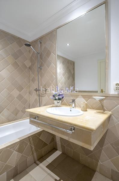 Foto 2b4b08e0-2696-412a-9c94-36867e29ab58. Apartamento  en planta media en venta en el paraíso en Estepona