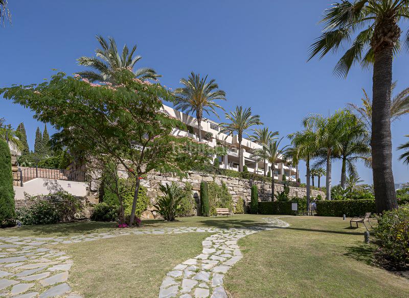 Foto 342bc4be-f88b-4417-a39c-2093457a0a40. Apartamento  en planta media en venta en el paraíso en Estepona