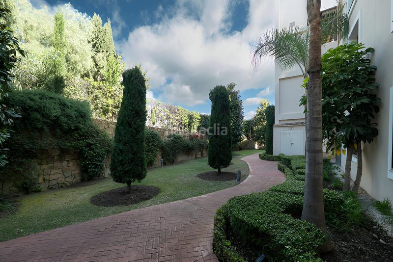 Foto 369b0c70-1fd3-41b5-bbc5-ca0dd0c6ca67. Apartamento  en planta media en venta en el paraíso en Estepona