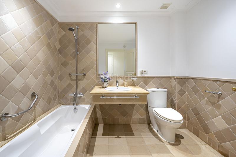 Foto 3b7ab68e-b9ae-4321-9361-aafa03a7dcd8. Apartamento  en planta media en venta en el paraíso en Estepona