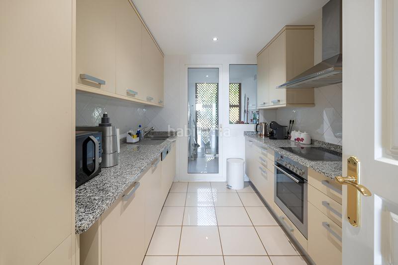 Foto 50fd09f4-57cf-4b22-b51c-98efe9f4f5e5. Apartamento  en planta media en venta en el paraíso en Estepona